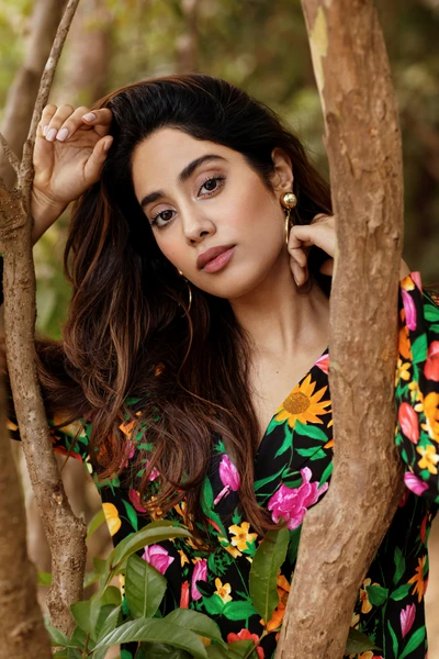 Janhvi Kapoor : Un portrait captivant de l'étoile montante de Bollywood au milieu de la nature