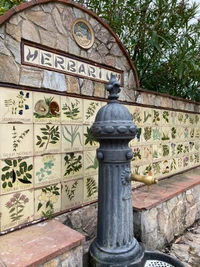 Monument Herbarium avec sculpture en pierre et fontaine en fer