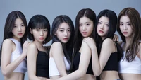 Le Sserafim : Membres du groupe de filles K-pop en tenue élégante