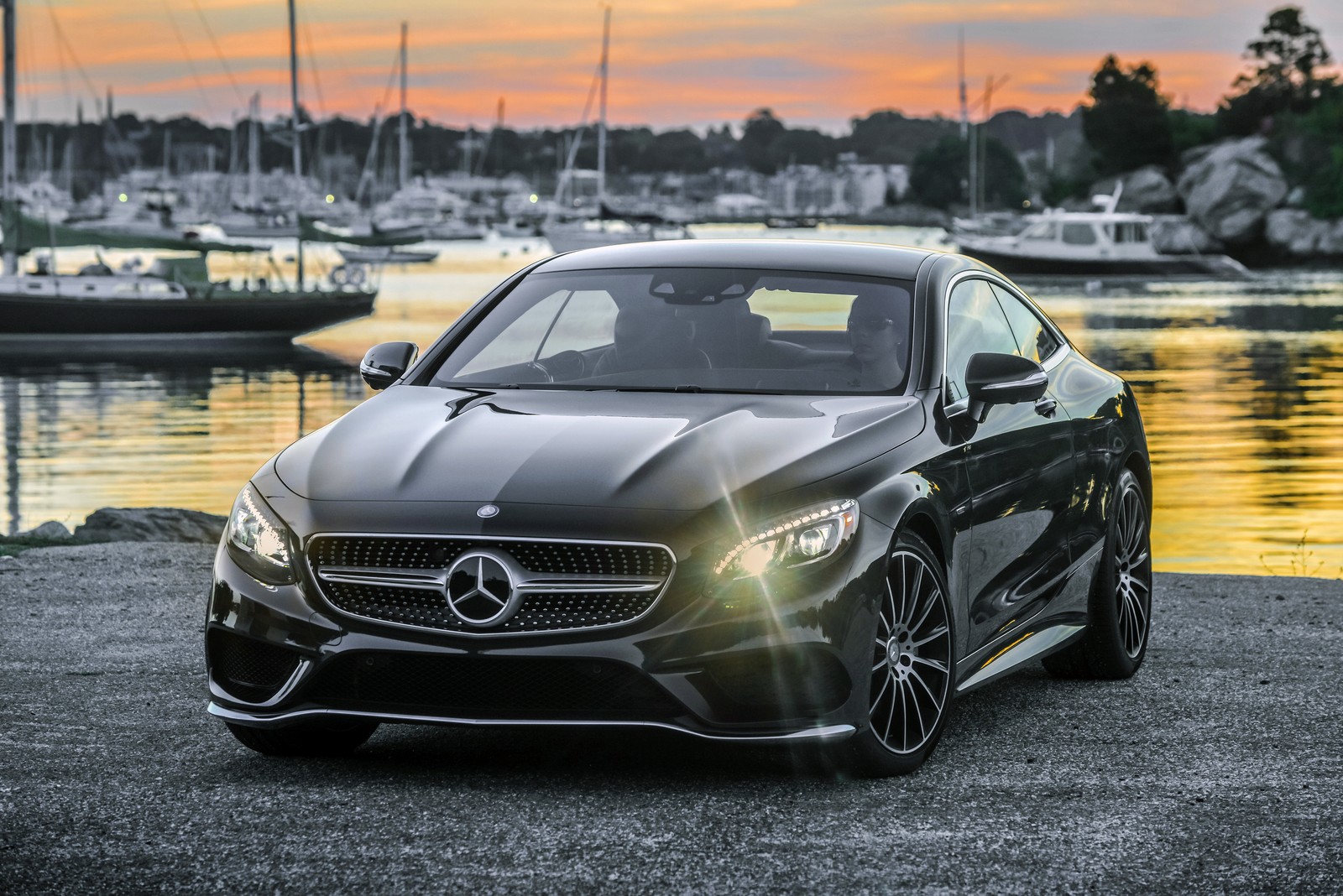 Une mercedes s coupé noire garée devant une marina (voiture, voiture de sport, mercedes benz classe c, mercedes benz c class, mercedes benz)