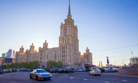 Historischer Wolkenkratzer und Spasskaja-Turm in der Skyline der Hauptstadt Moskau