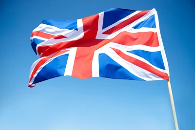 Union Jack contra um céu azul claro