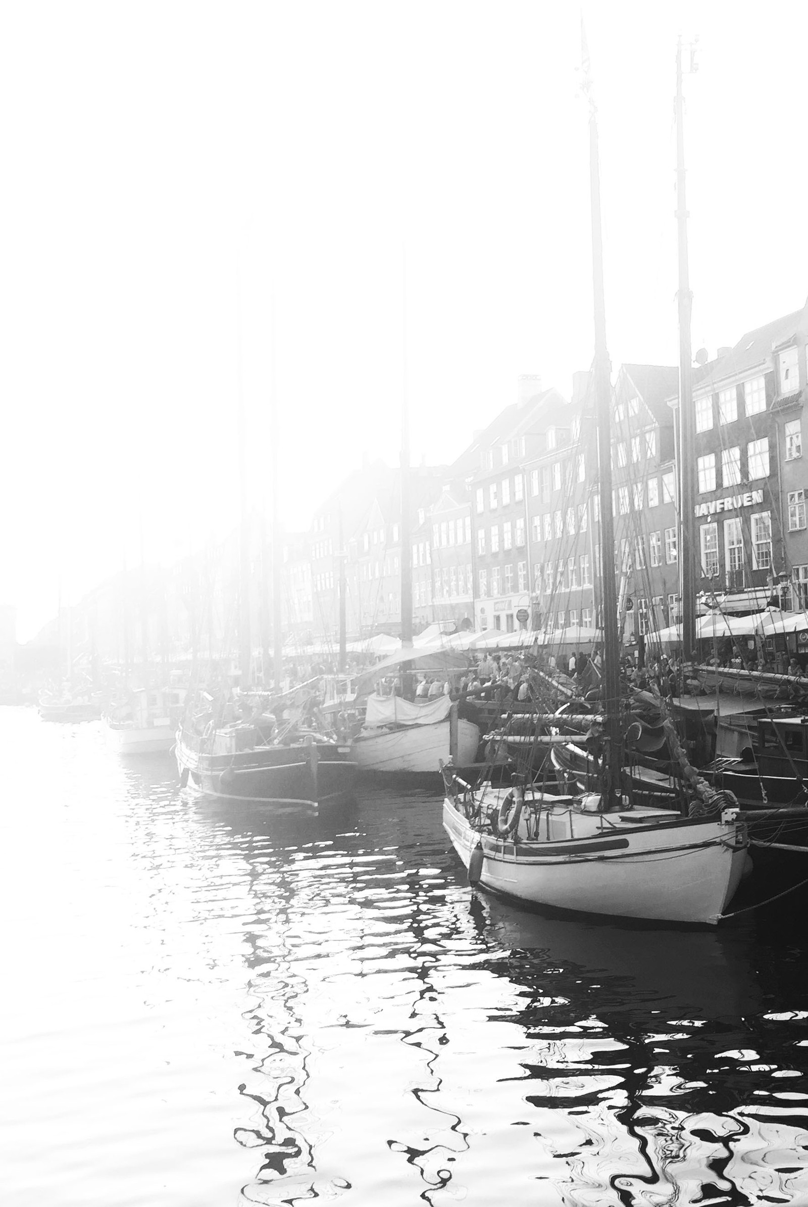 Muitos barcos estão atracados na água perto de uma fileira de edifícios (barco, cidade, copenhague, copenhagen, dinamarca)