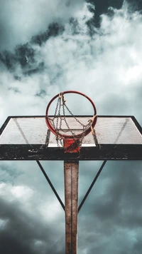 Cesta de basquete contra um céu dramático