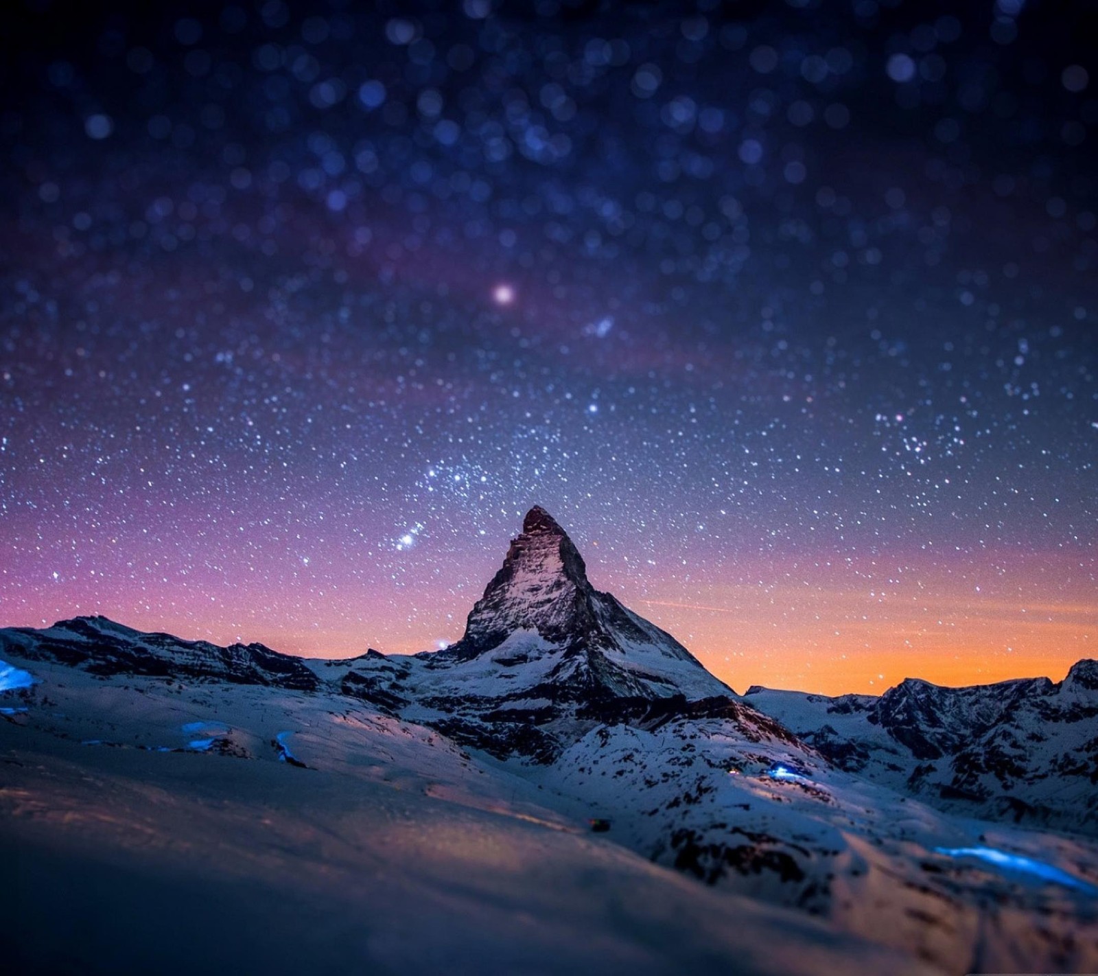 Uma montanha com um céu cheio de estrelas e algumas estrelas (bnm, sdf)