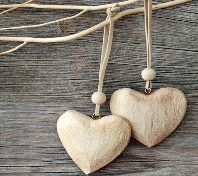 Corazones de madera que simbolizan amor y romance