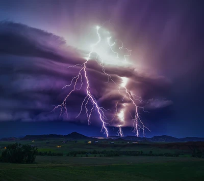 Un paisaje impresionante iluminado por un rayo dramático