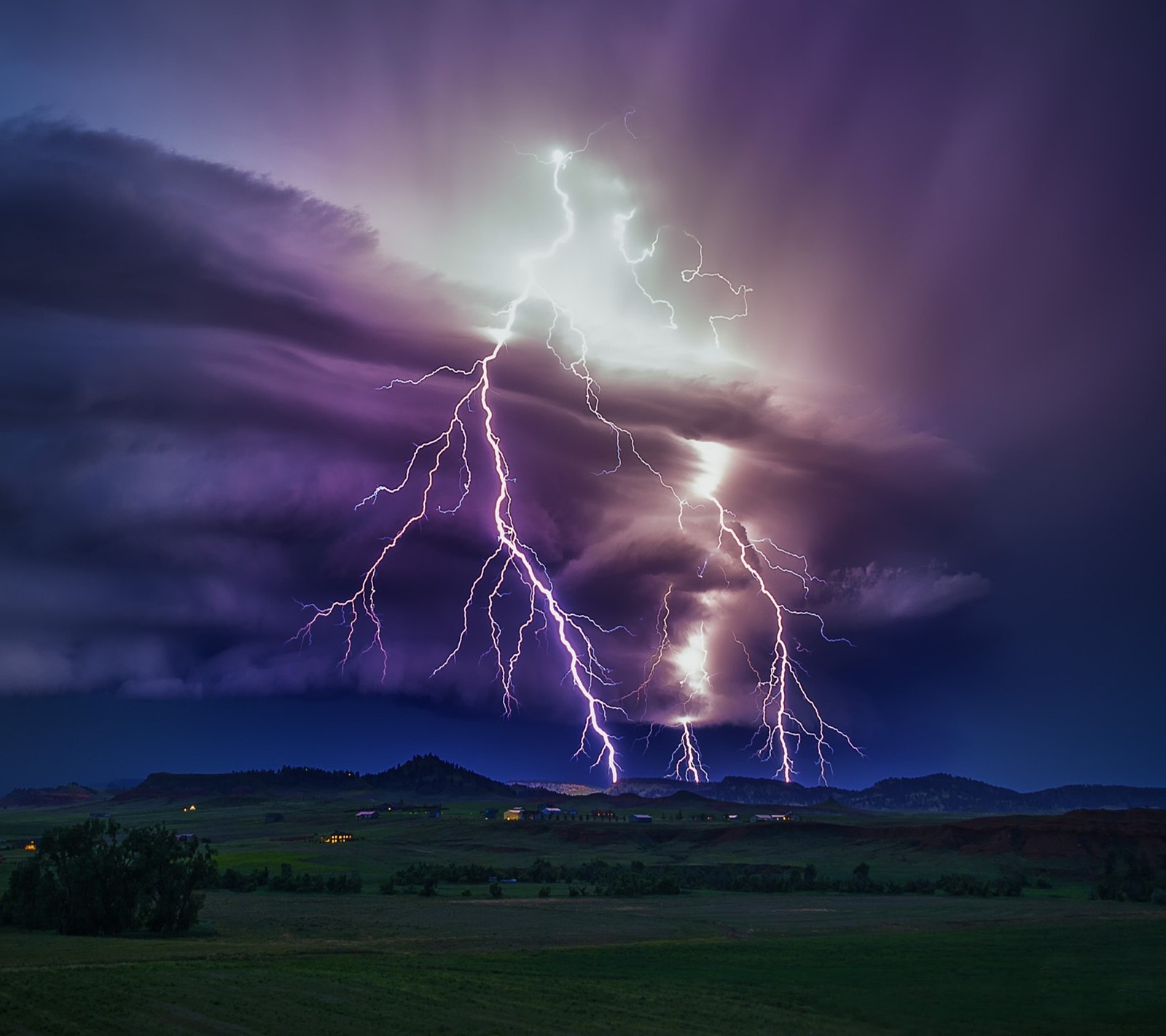 Bild eines gewittersturms in einem lila himmel (schön, landschaft)