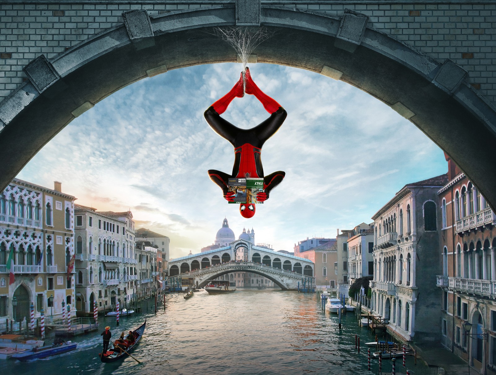 Spider-man suspendu d'un pont au-dessus d'un canal à venise (avengers endgame, marvel, spiderman far from home)