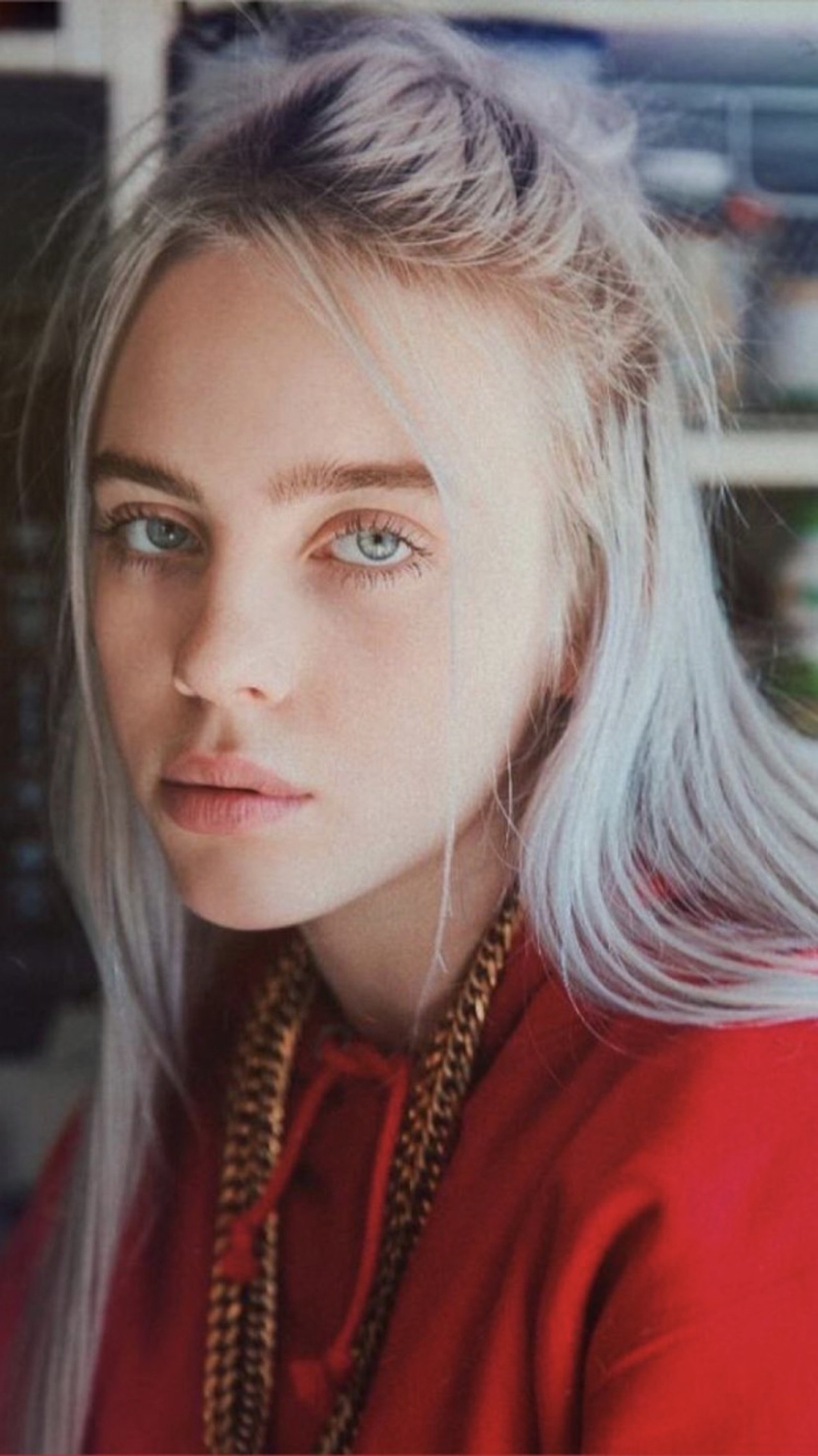 Крупный план женщины в красной рубашке и цепочках (billie eilish, милый, красивый)