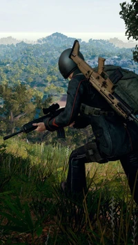 Joueur stratégique dans PUBG surplombant un paysage verdoyant