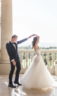 Bailar elegante de boda de amor en un fondo sereno