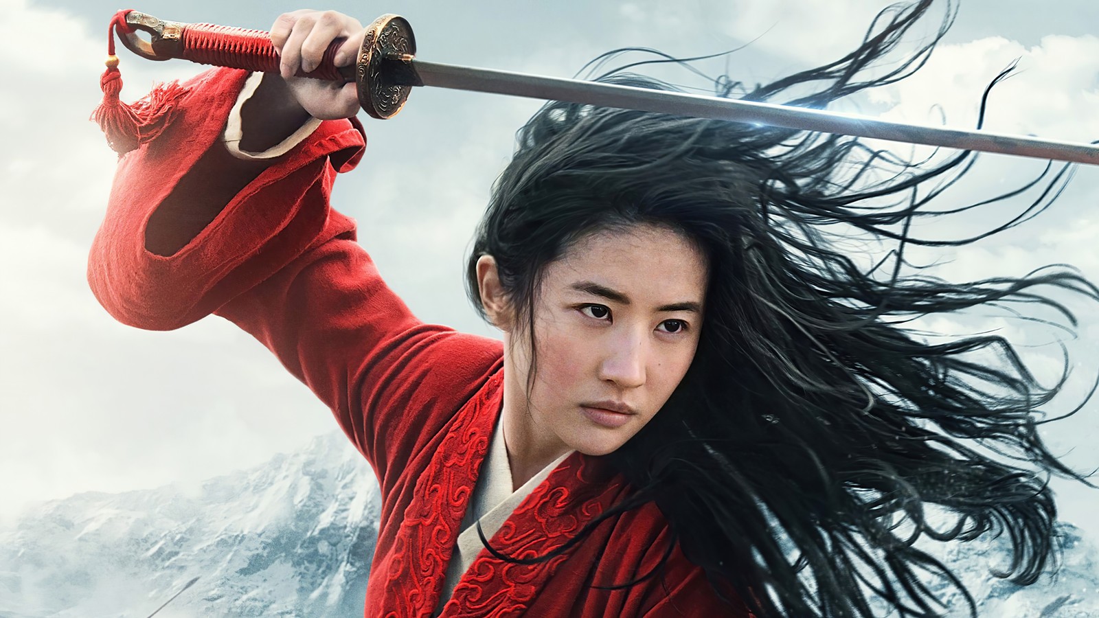 Un primer plano de una mujer sosteniendo una espada en un atuendo rojo (mulan, película, 2020, liu yifei, yifei liu)