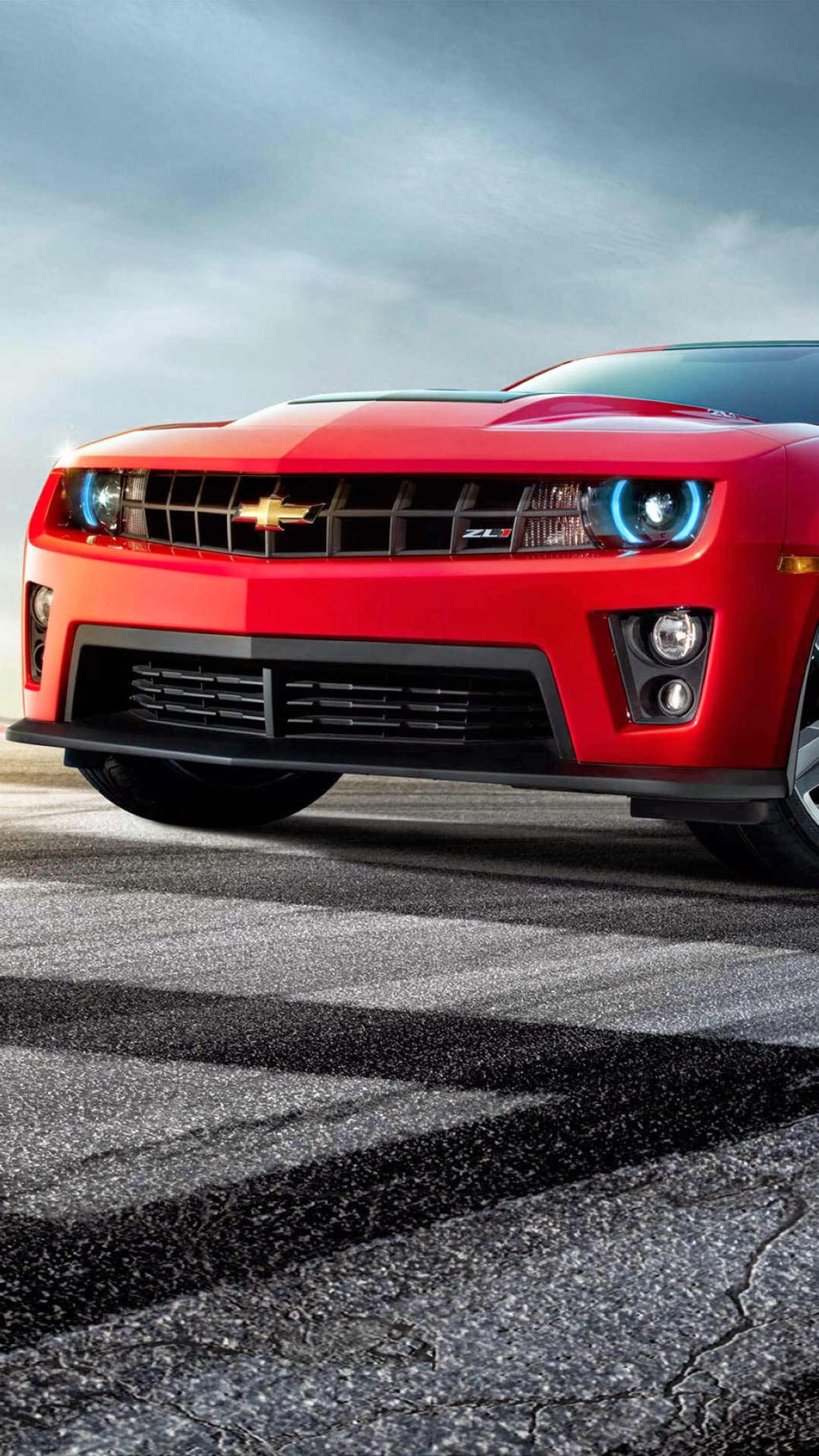 Um close-up de um chevrolet camaro vermelho estacionado na estrada (camaro, carro, chevrolet, chevy)