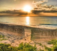 Sérénité du coucher de soleil à la plage côtière