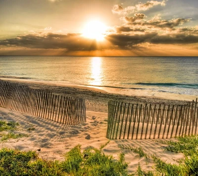 Sonnenuntergangsruhe am Küstenstrand