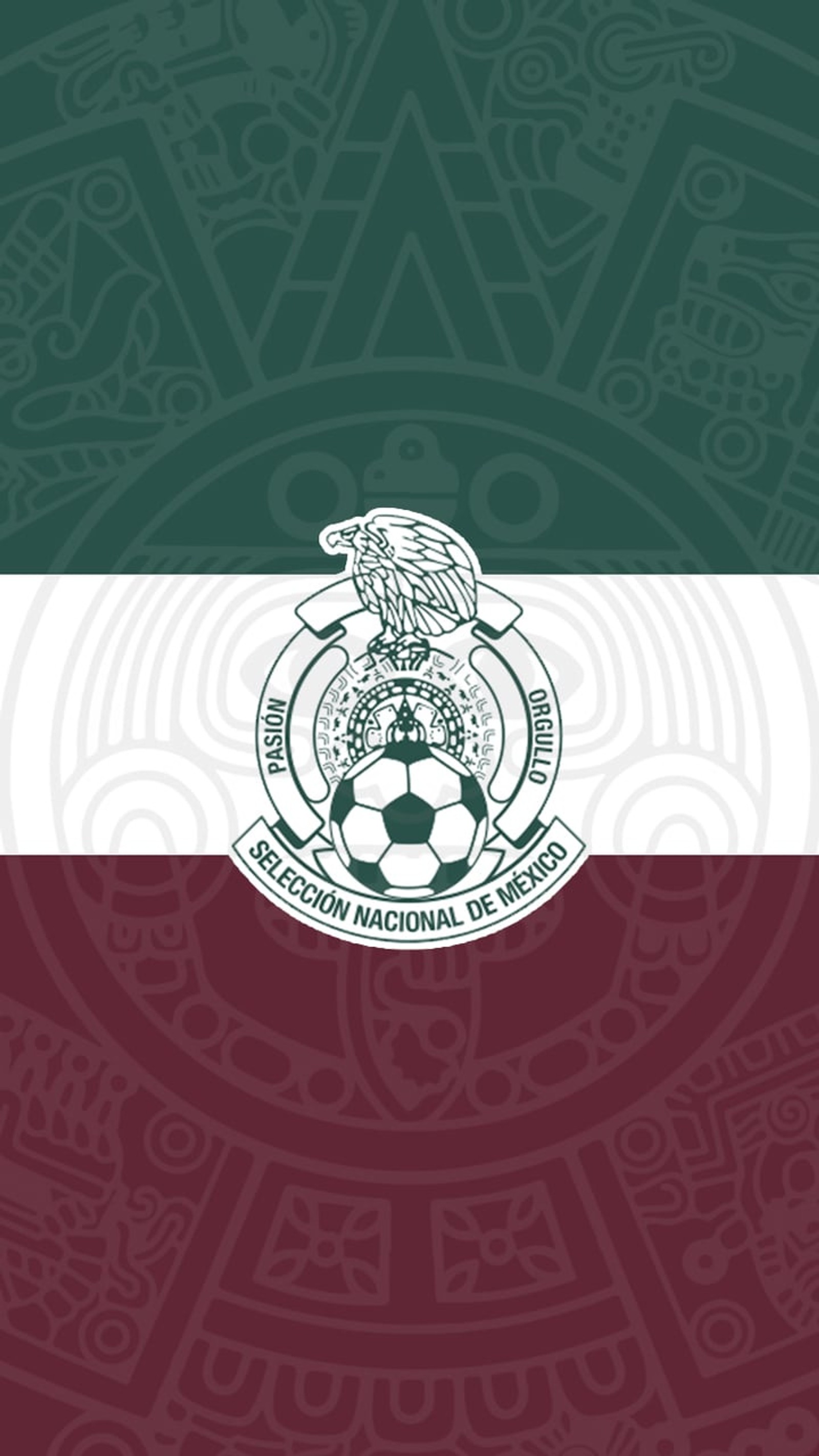 Un primer plano de un balón de fútbol en una bandera mexicana (méxico, mexico color)