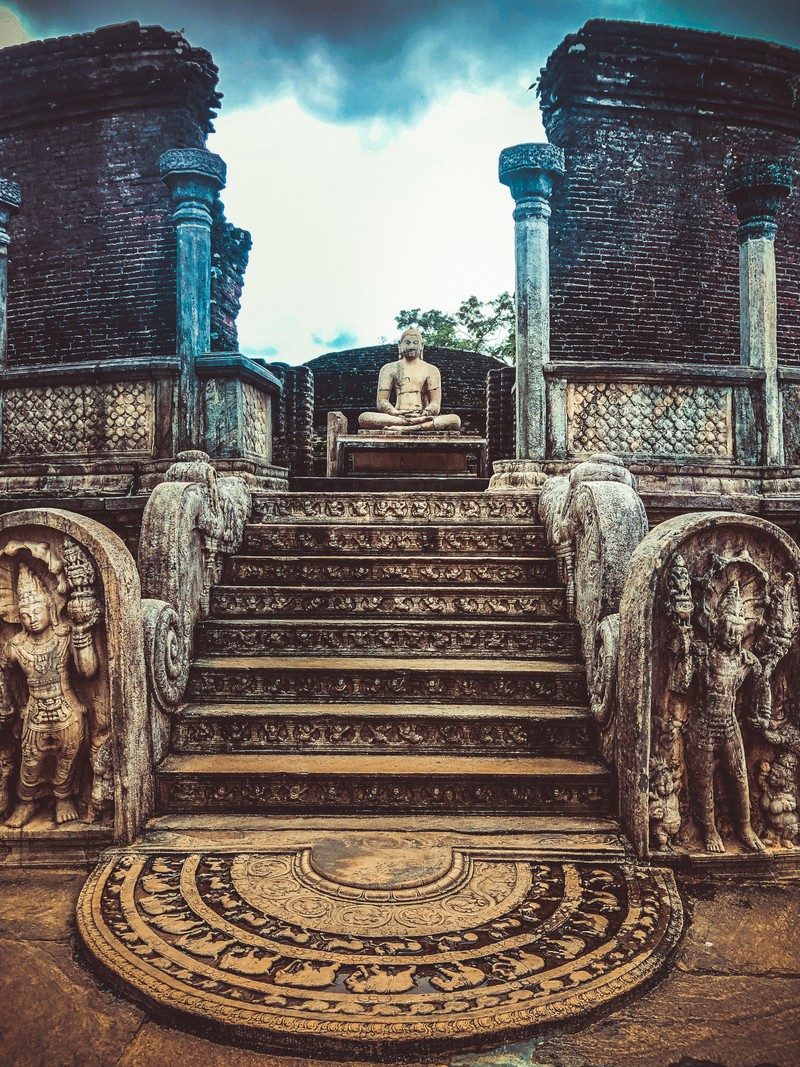 Крупный план каменной статуи на ступеньках (древний, полоннарува, polonnaruwa, sandakadapahana, шри ланка)