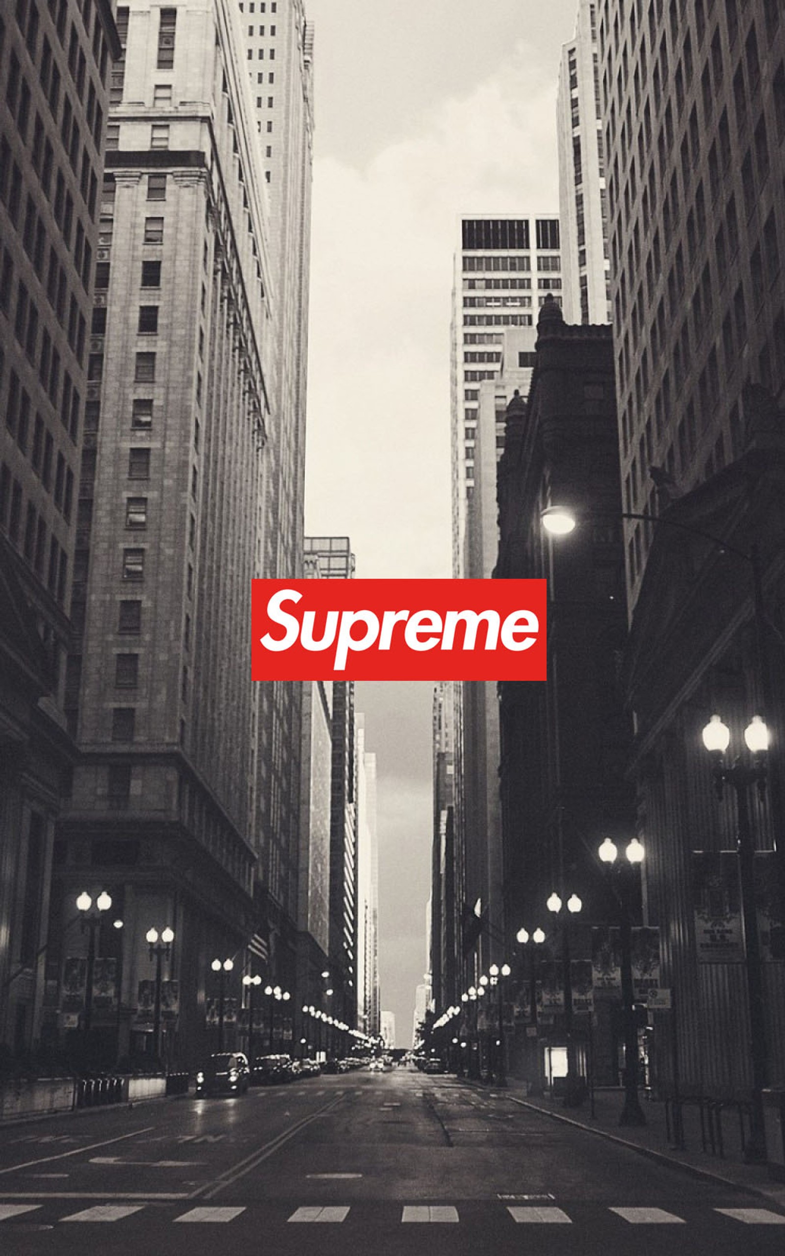 Une image arabe d'une rue avec une boîte supreme dessus (noir et blanc, chicago, ville, hypebeast, logo)