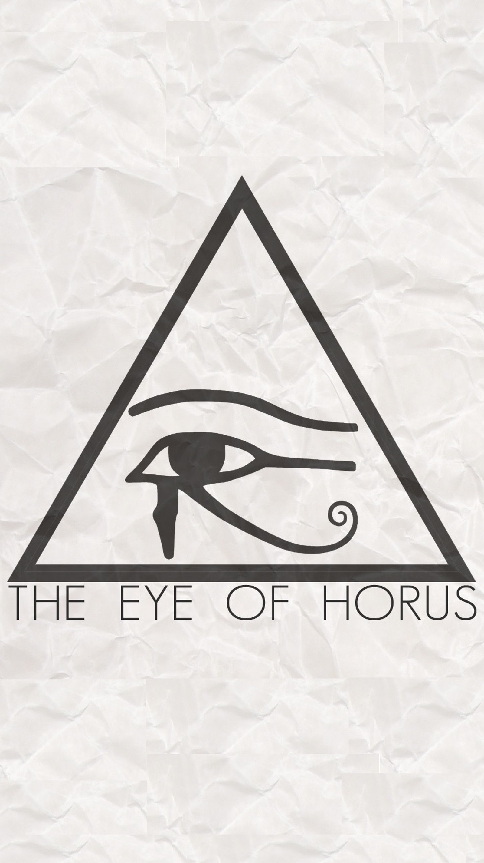 Eine nahaufnahme eines dreiecks mit einem auge des horus darauf (altes ägypten, horus, horus eye, solar deity, sonnengott)