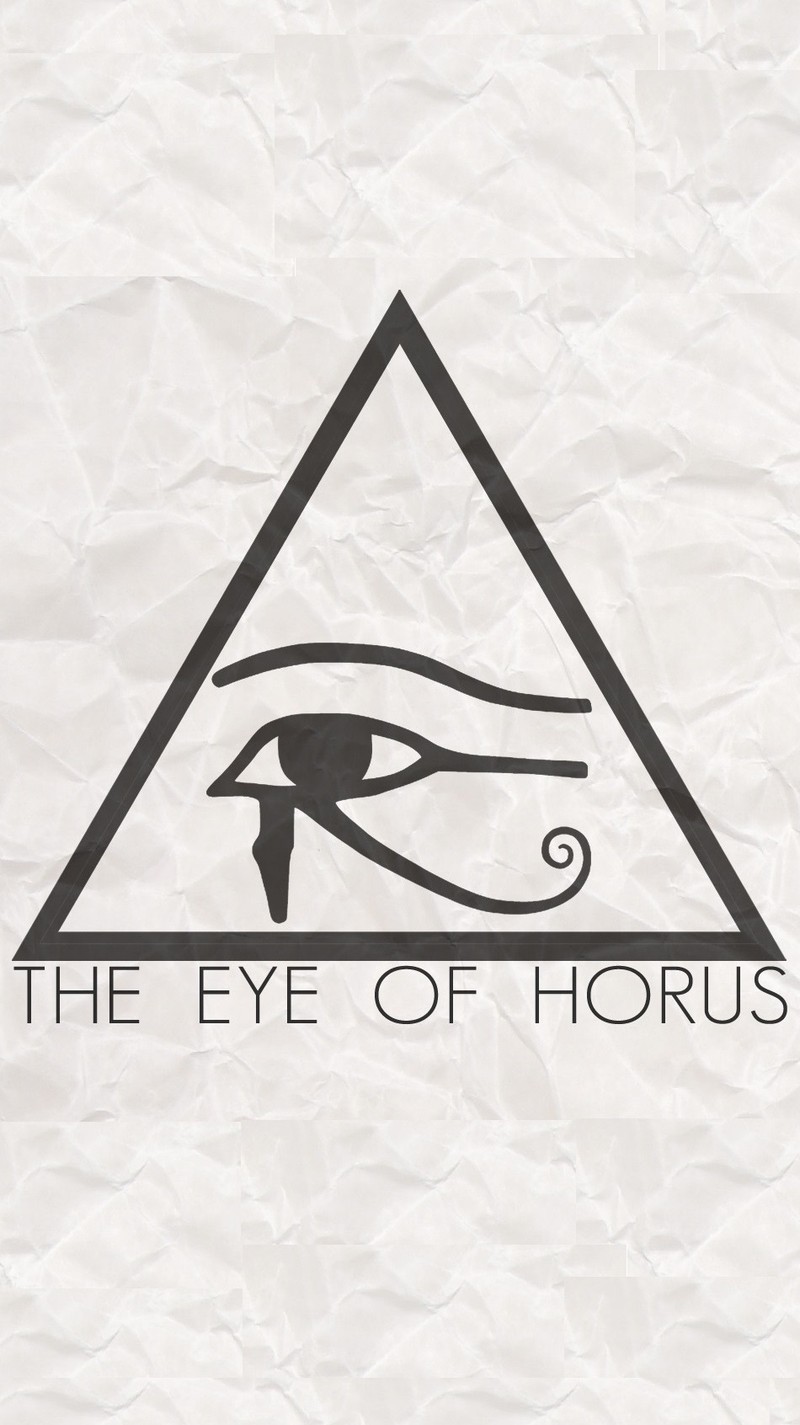 Близкий план треугольника с глазом гора на нем (древний египет, горус, horus, horus eye, solar deity)