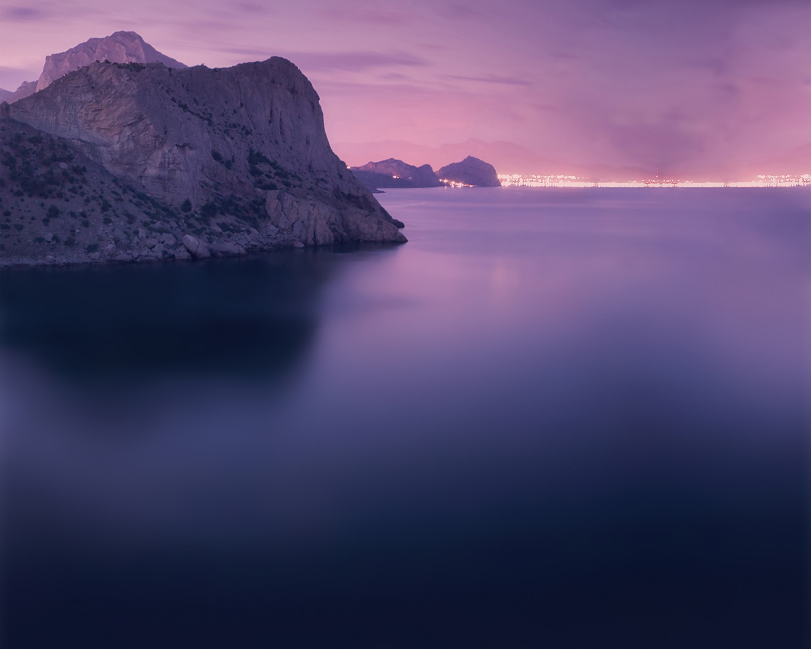 Vue pixélisée d'une montagne avec un plan d'eau au premier plan (huawei waterplay, côte, incroyable, nouveau, abej)