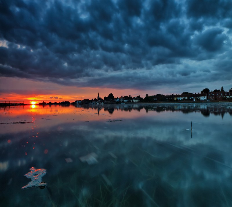 Vue aérienne d'un lac avec un coucher de soleil en arrière-plan (hd, pittoresque)