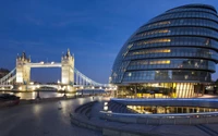 Abendliche Stadtansicht der Tower Bridge und des City Hall an der Themse