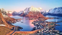 Vista aérea escénica de Reine, Islas Lofoten, Noruega al atardecer