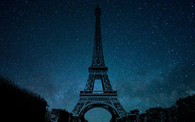 Silhueta da Torre Eiffel contra um céu estrelado em Paris