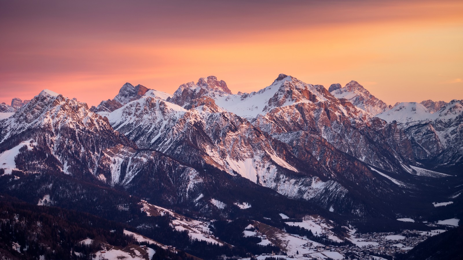 Вид на горный массив с заснеженными горами на заднем плане (доломиты, dolomites, южный тироль, горный хребет, италия)