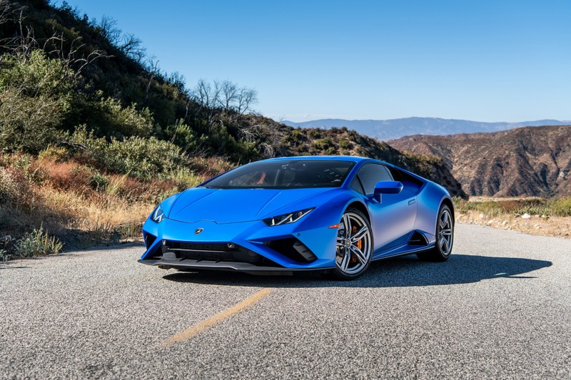 Спортивный автомобиль lamborghini припаркован на дороге в горах (lamborghini huracan evo rwd, 2020, машины, обои 4k)