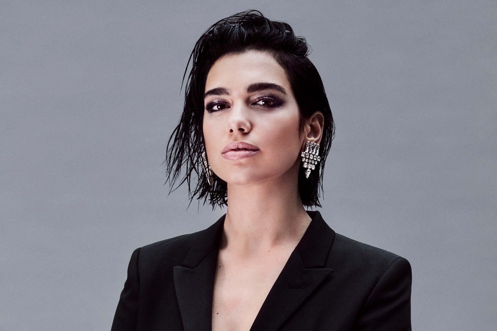 Крупный план женщины в черном костюме и серьгах (дуа липа, dua lipa, волосы, лицо, бровь)