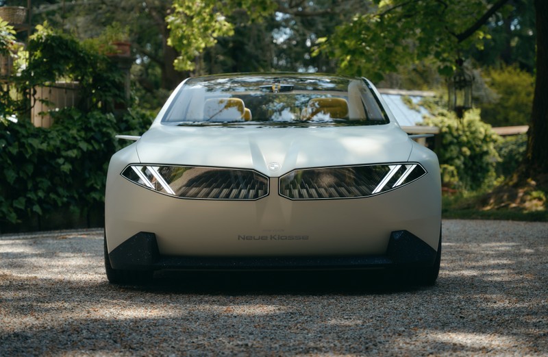 Крупный план белого автомобиля, припаркованного на гравийной дороге (bmw vision neue klasse, 8k, концепт кары, концепт ev, 5k)