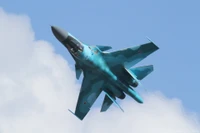 Avião de caça Sukhoi Su-34 em voo contra um céu azul