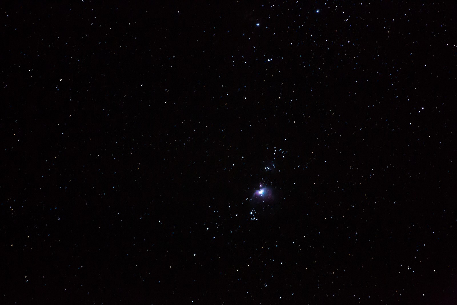 Um close de um campo de estrelas com uma estrela brilhante no céu (preto, objeto astronômico, astronomia, atmosfera, evento celestial)