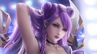 Personaje de anime vibrante con cabello lavanda y armadura llamativa en un entorno de fantasía