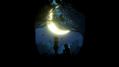 Silhouette d'un couple sous un croissant de lune dans une forêt sereine la nuit.