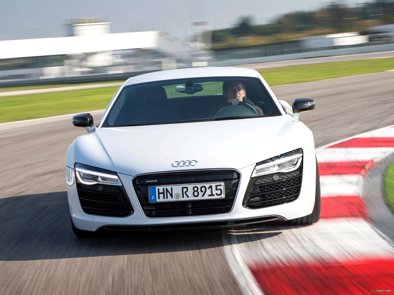 Un primer plano de un coche deportivo audi blanco corriendo en una pista (audi, coche, coche deportivo, audi r8, audi le mans quattro)