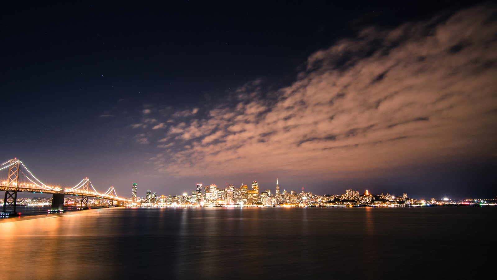 Vista aérea de um horizonte da cidade à noite com uma ponte (san francisco, noite, cidade, água, paisagem urbana)