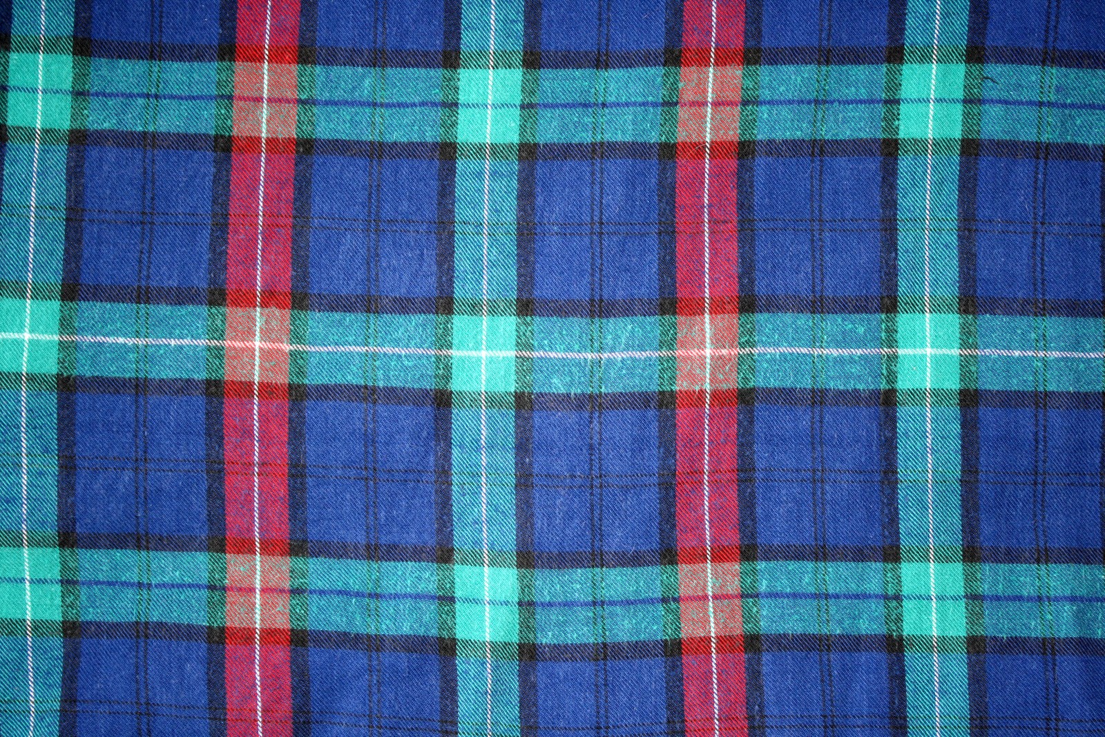 Gros plan d'un tissu à carreaux bleu et rouge (tartan, textile, bleu, écossais, motif)