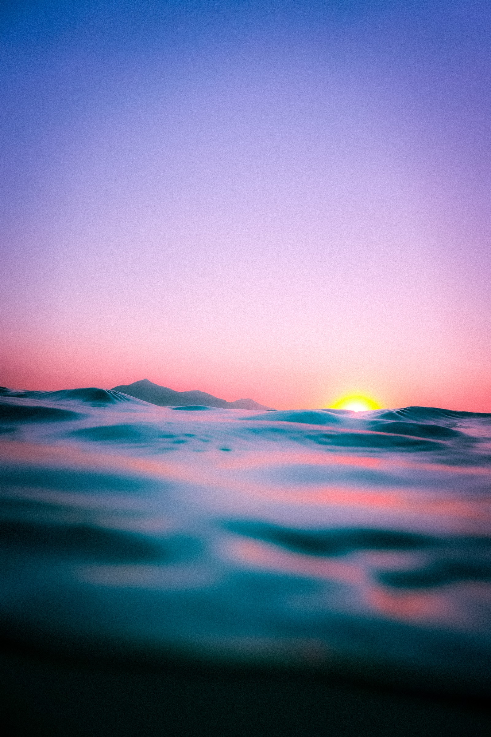 Image paraphrasée d'un coucher de soleil sur l'océan avec une vague (horizon, science, physique, eau, atmosphère)