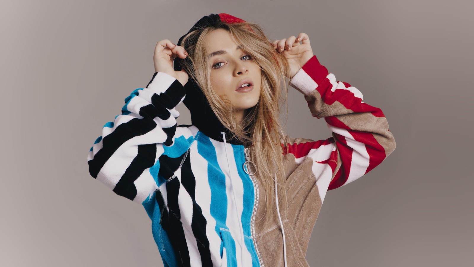 Femme en veste rayée et écouteurs posant (sabrina carpenter, chanteur, célébrité, blonde, filles)