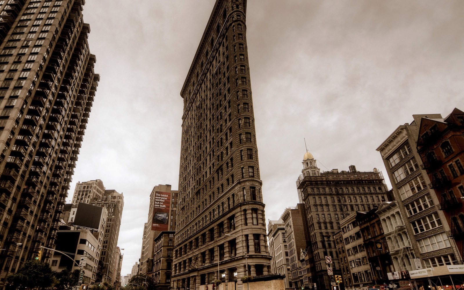 Fotografia aromática de uma rua da cidade com altos edifícios (arranha céus, área urbana, metrópole, marco, cidade)