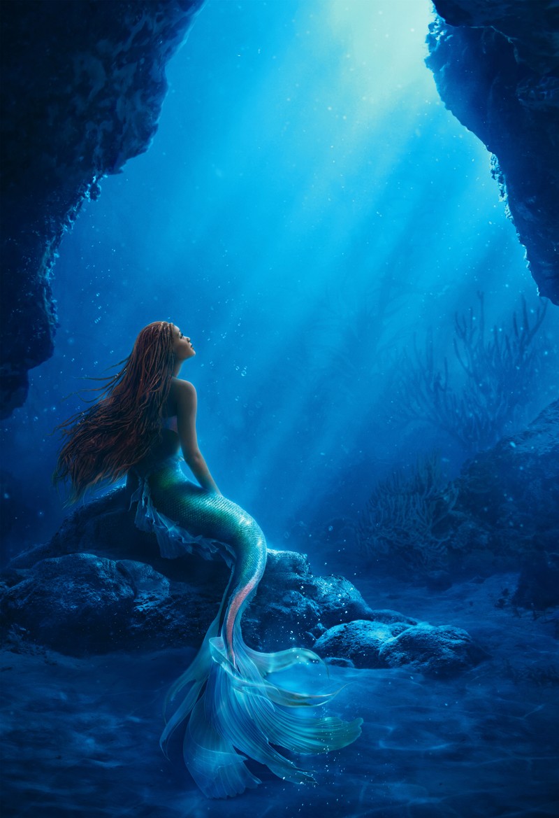 Русалка сидит на камне в пещере с водой и солнечным светом (русалочка, the little mermaid, фильмы диснея, фильмы 2023, анимация)