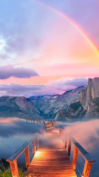 Serener Bergweg unter einem Regenbogen-Nachglühen