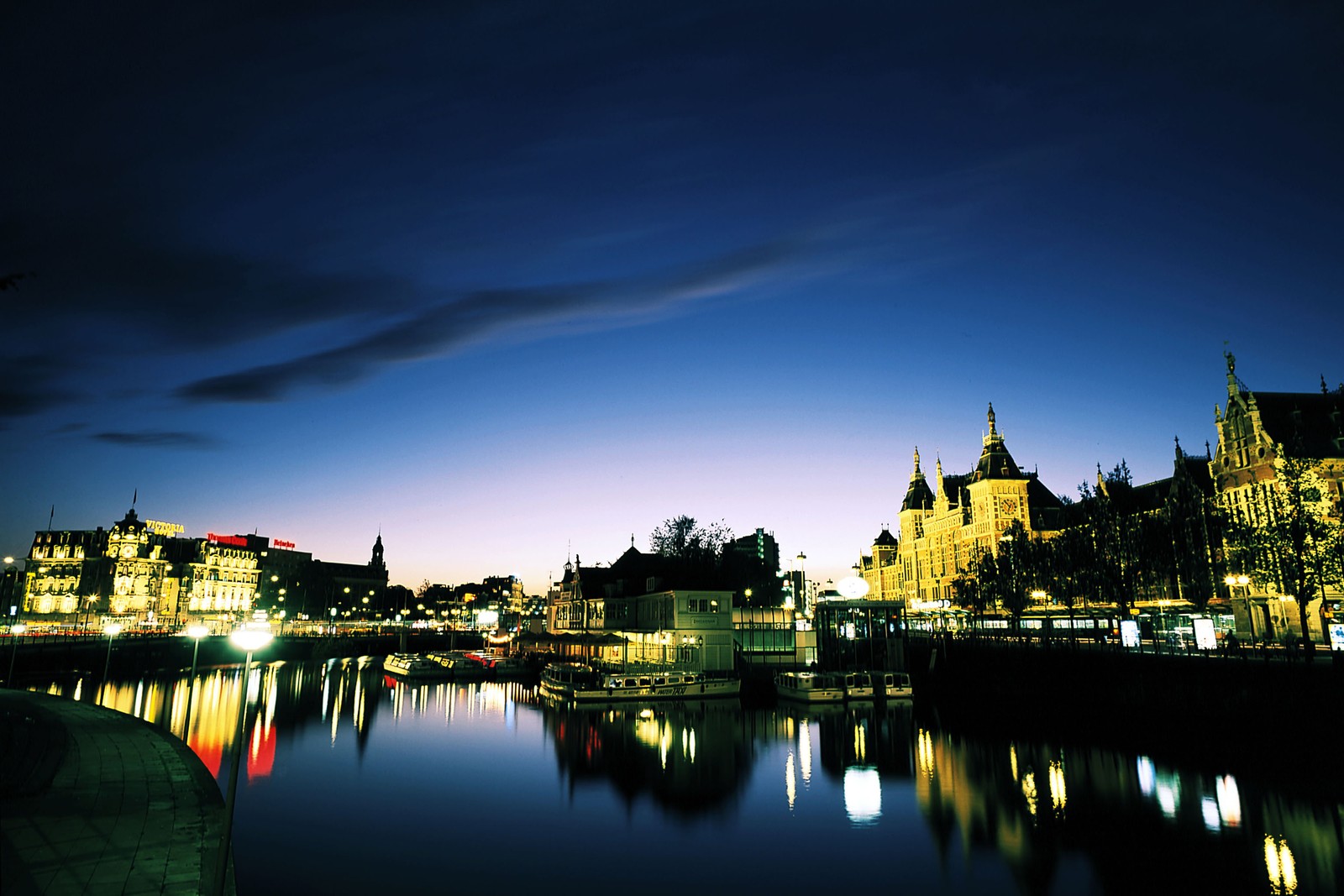 Nachtsicht auf eine stadt mit einem fluss und einer brücke (reflexion, sehenswürdigkeit, nacht, stadt, wasserstraße)