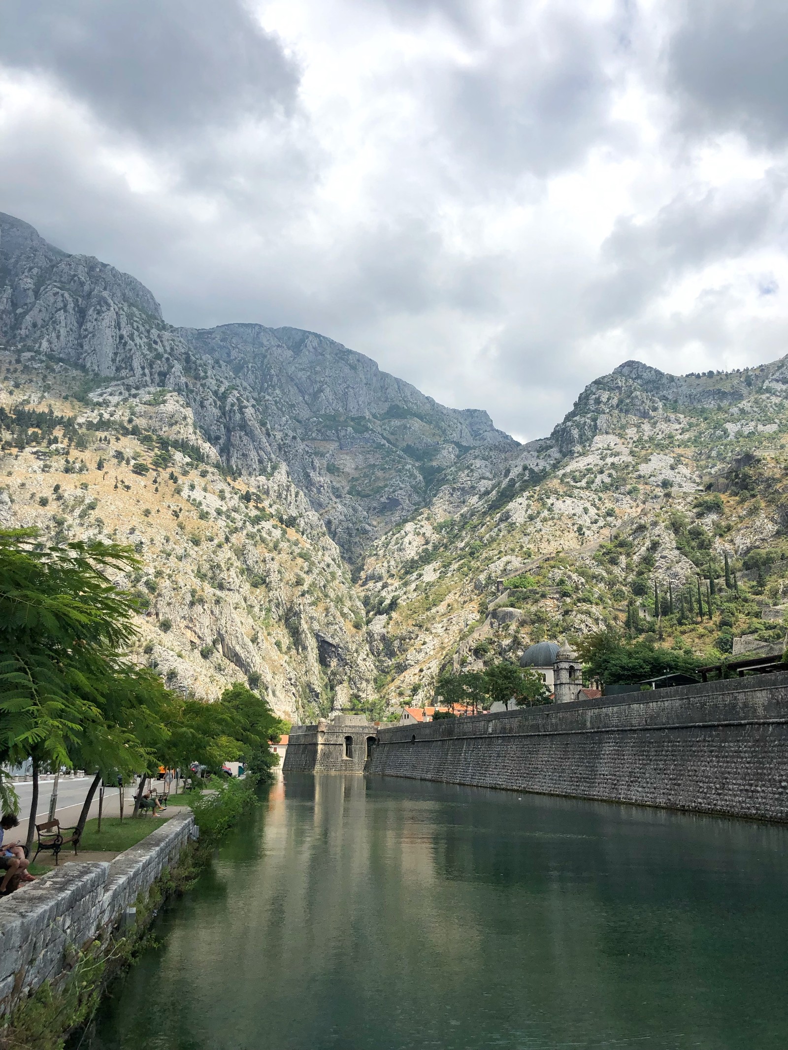 Горы на заднем плане (горный пейзаж, водные ресурсы, фьорд, вода, водоем)