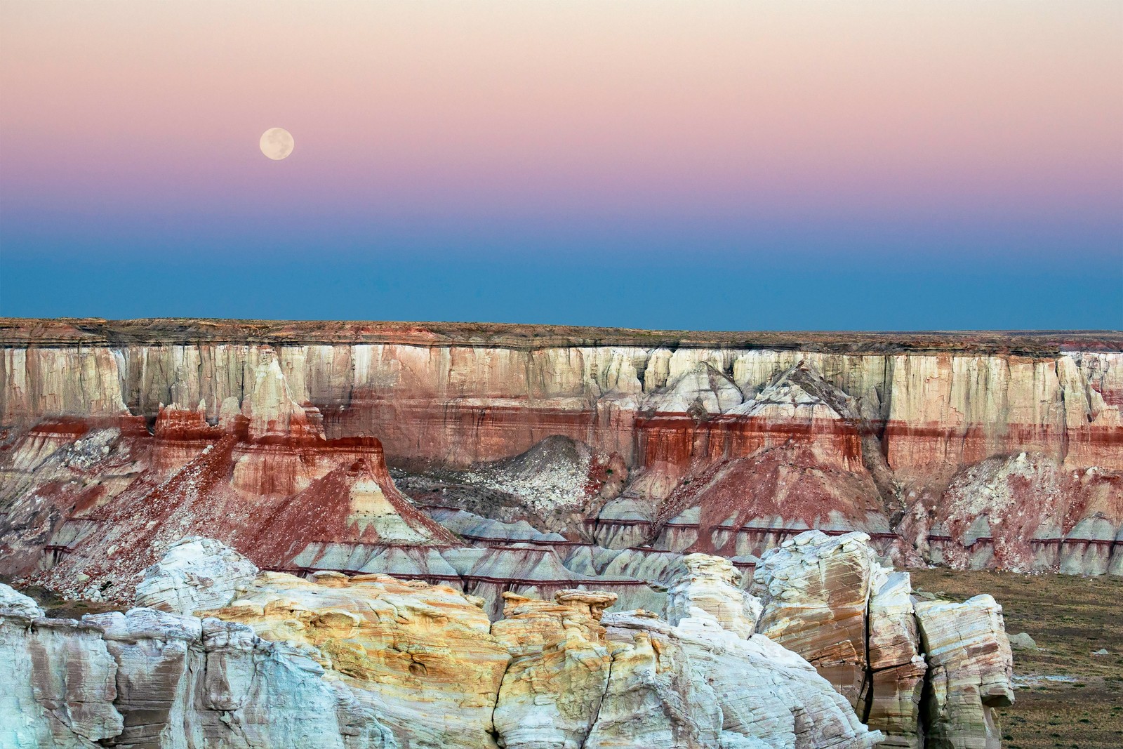 Paisagem árabe de um deserto com a lua surgindo sobre o horizonte (parque nacional do grand canyon, por do sol, arizona, natureza, papel de parede 4k)