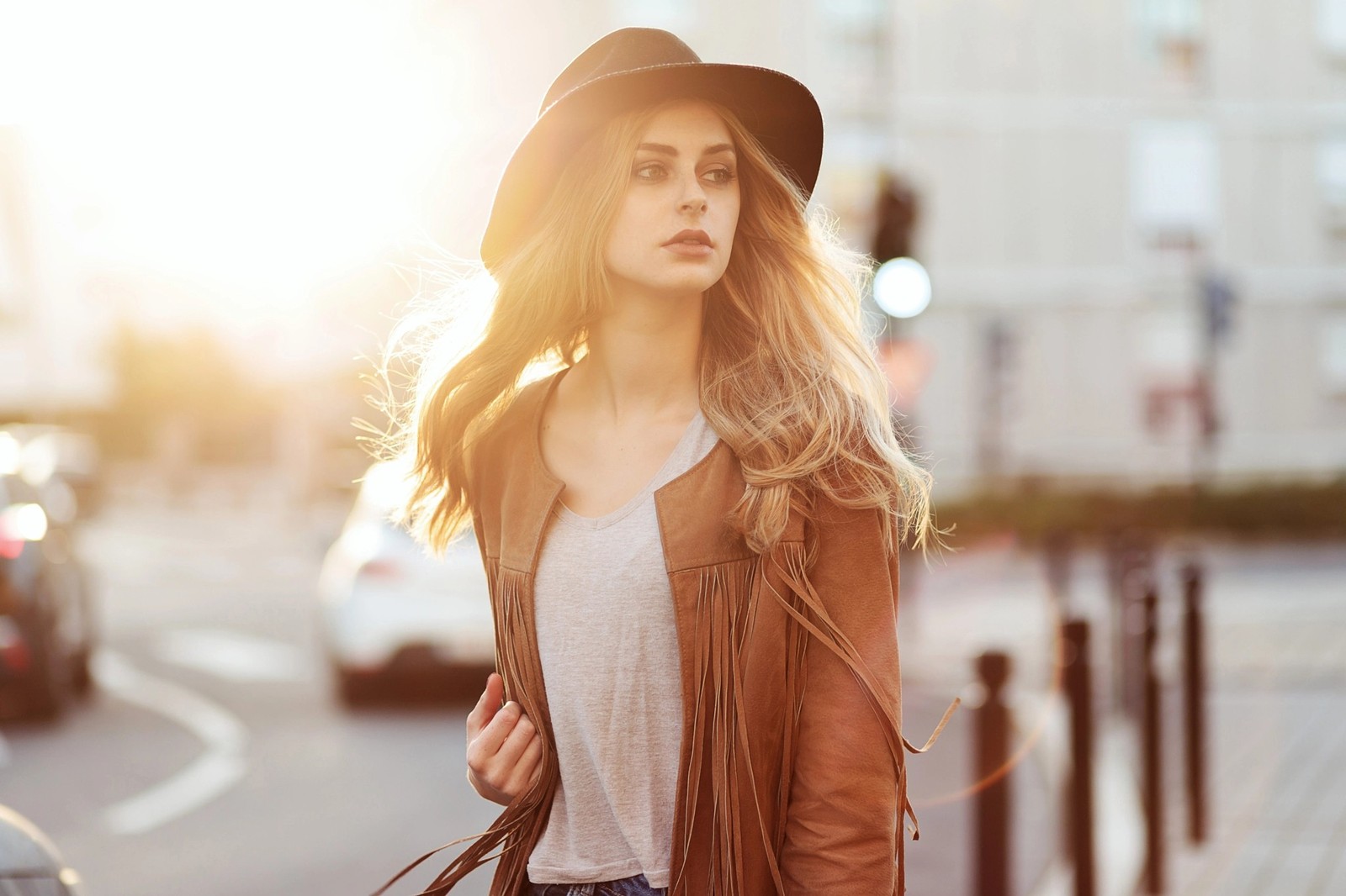 Vogelperspektive auf eine frau in einem hut und einer jacke, die eine straße entlanggeht (haar, streetfashion, kleidung, schönheit, blond)